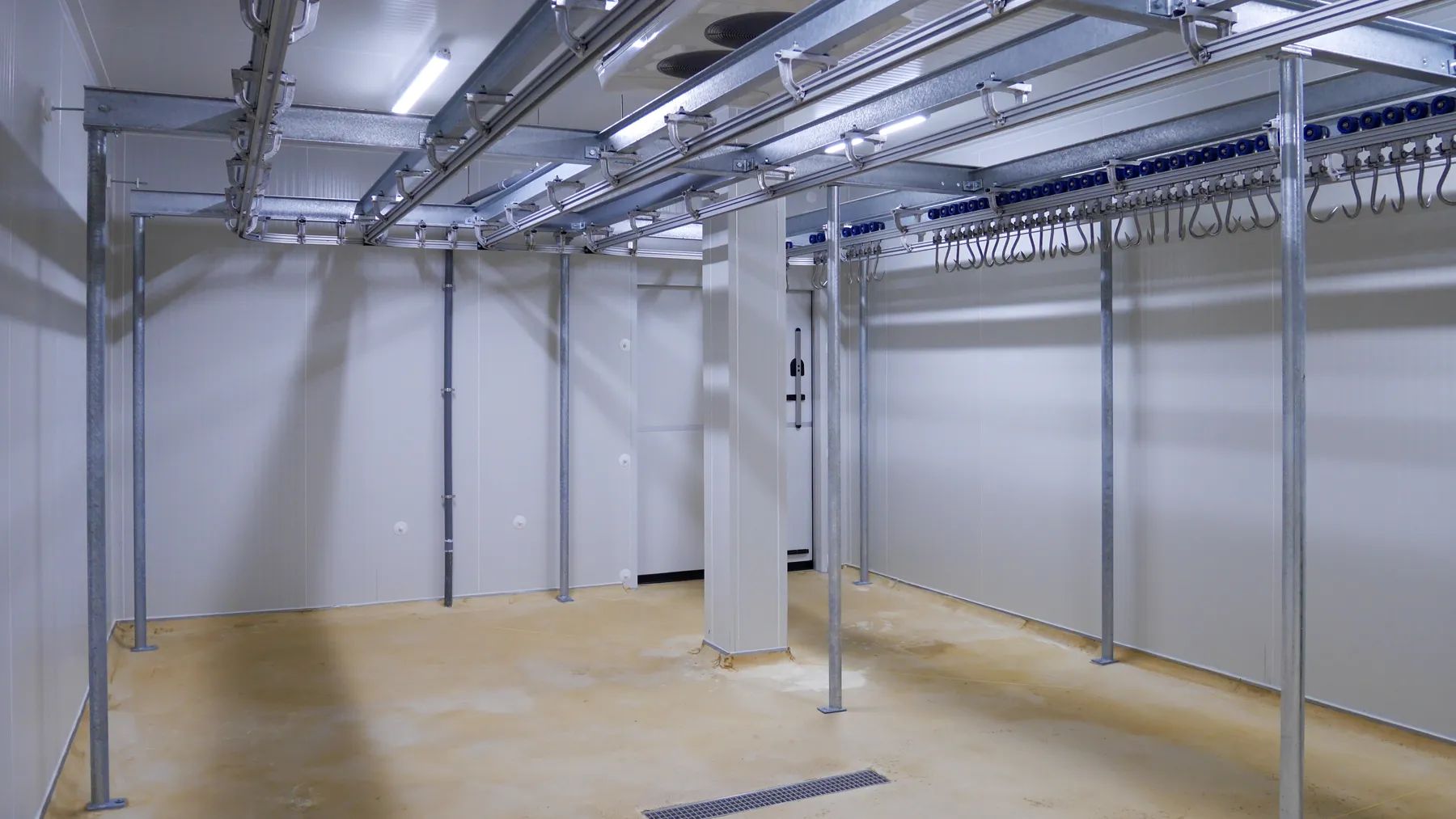 Chambre froide des carcasses, rails suspendus au plafond