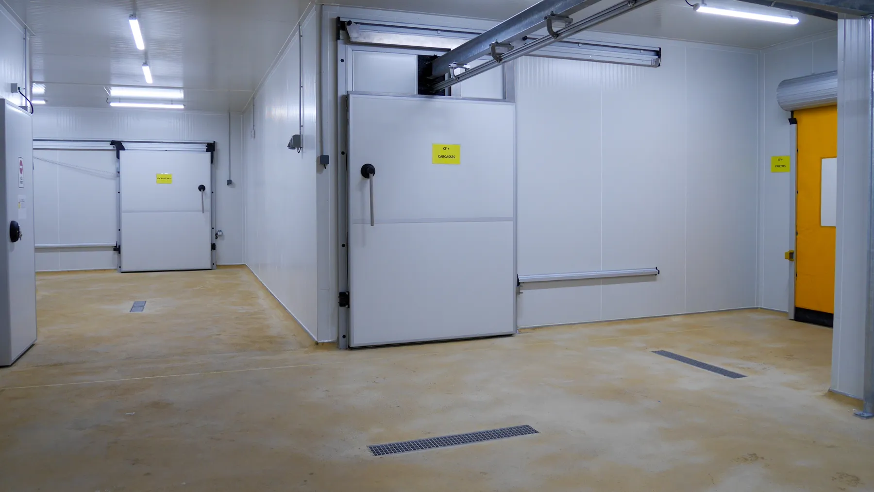 Couloir des chambres froides, portes isothermes