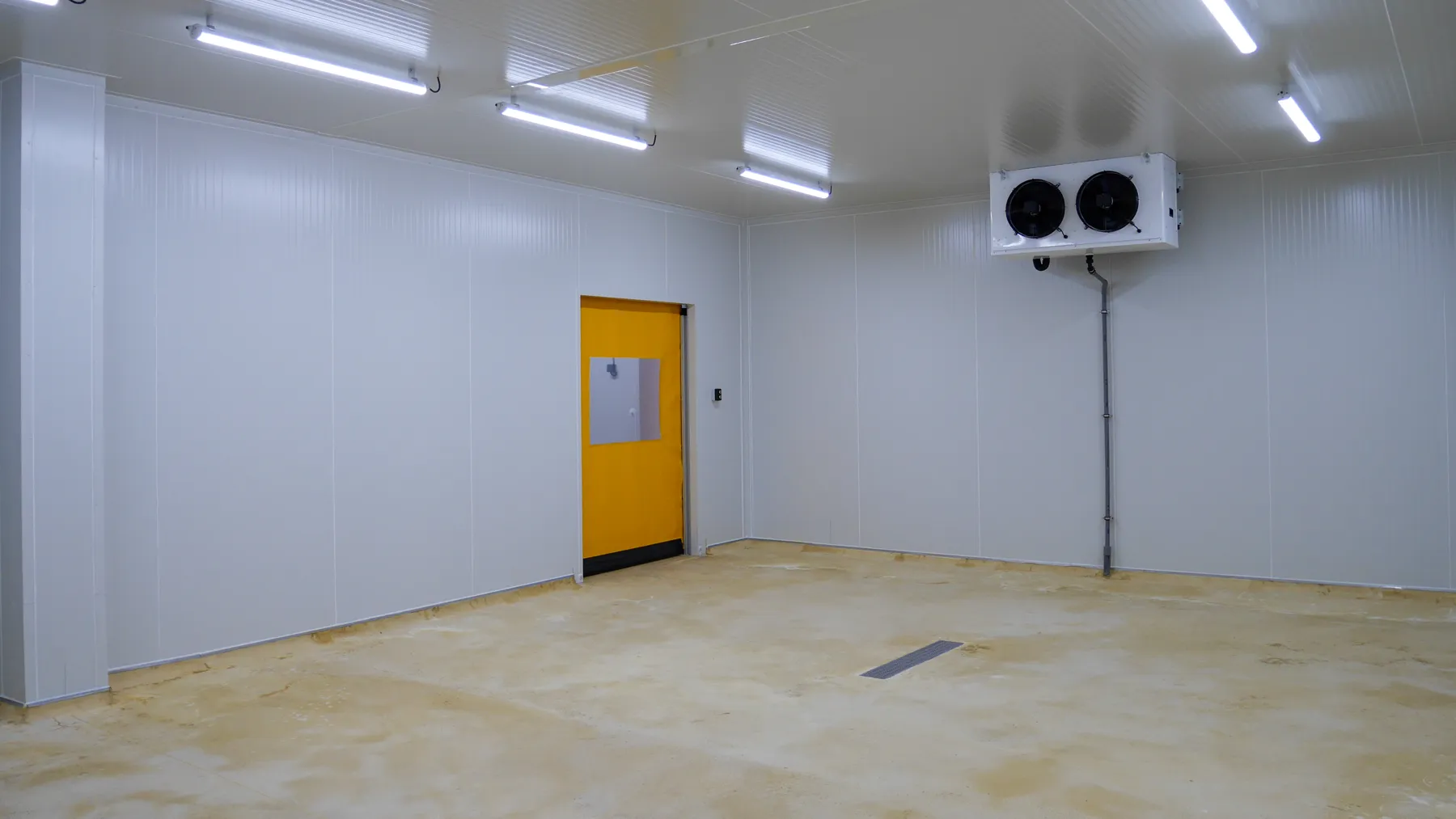 Chambre froide de départ, porte rapide jaune