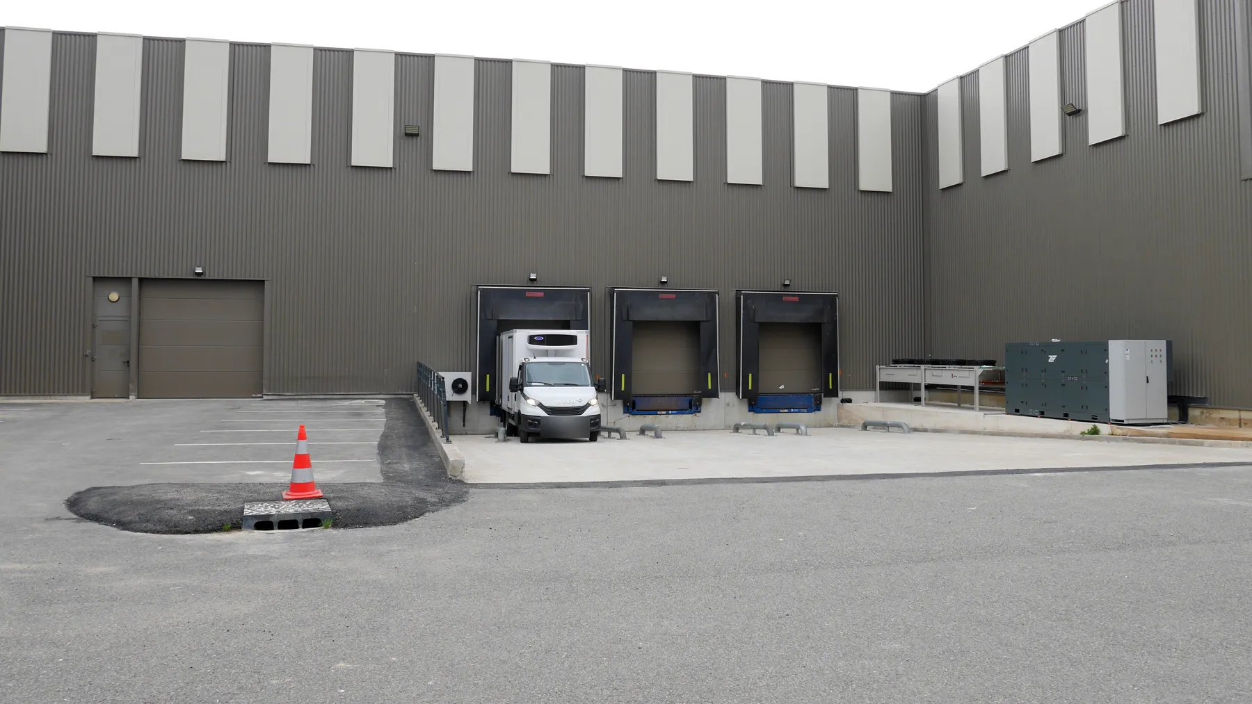 Les quais de l'entrepôt, un camion frigorifique à quai