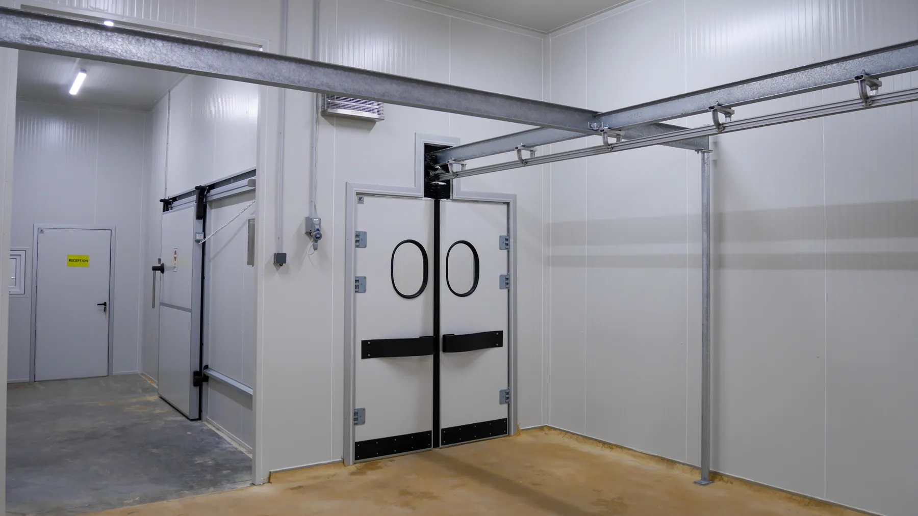 Portes battantes à hublots du sas d'hygiène