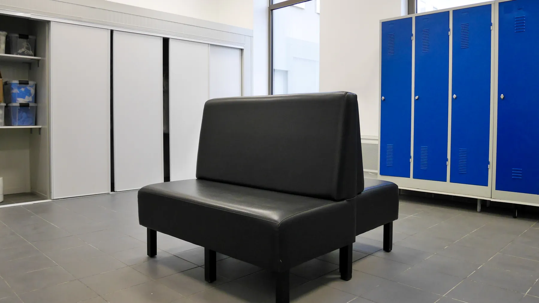 Vestiaire du personnel, casiers bleus et banquette