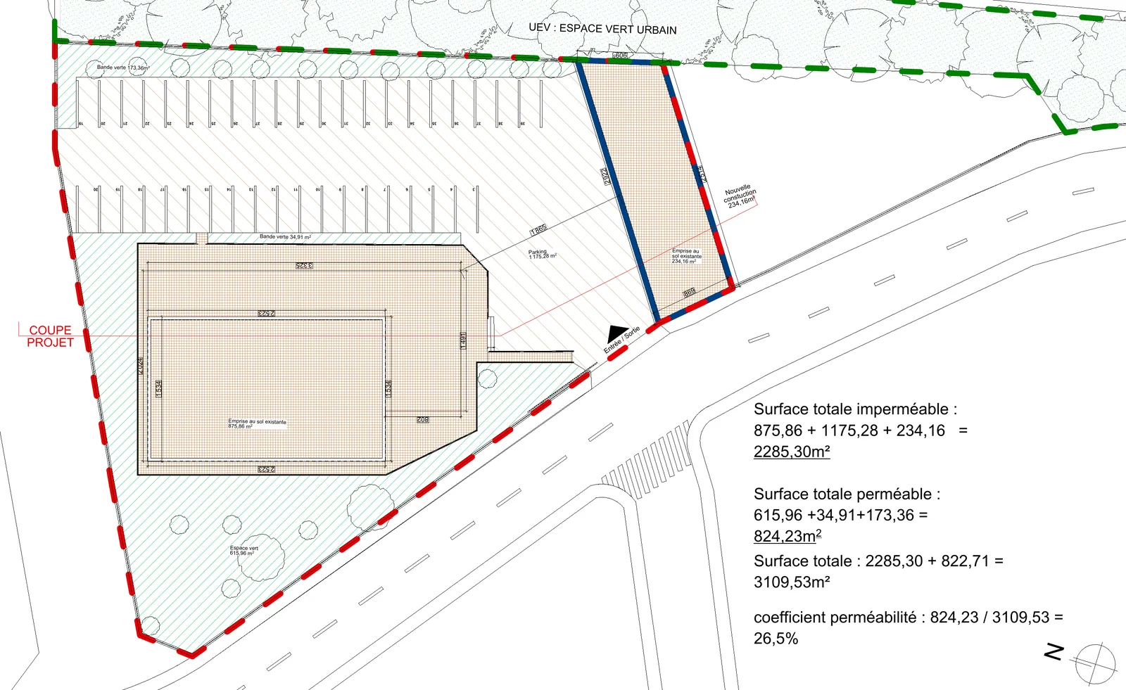 Plan de masse de la parcelle avec le bâtiment existant, le parking, les espaces verts et l'emprise de la construction nouvelle, avec le calcul des surfaces perméables.