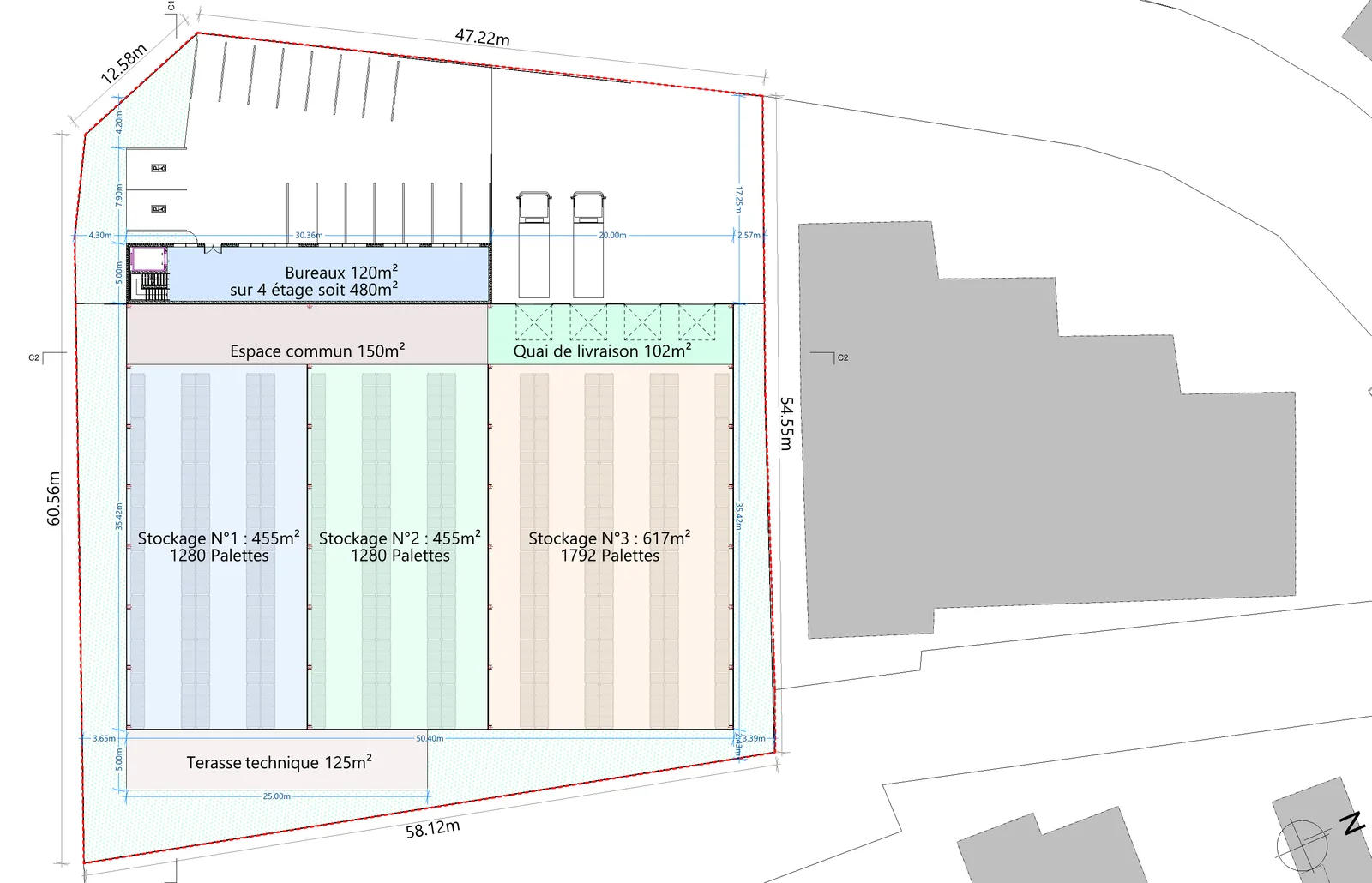 Plan de la parcelle avec trois cellules de stockage, un quai de livraison, un espace commun, des bureaux sur quatre niveaux et une terrasse technique, cotes en mètres.