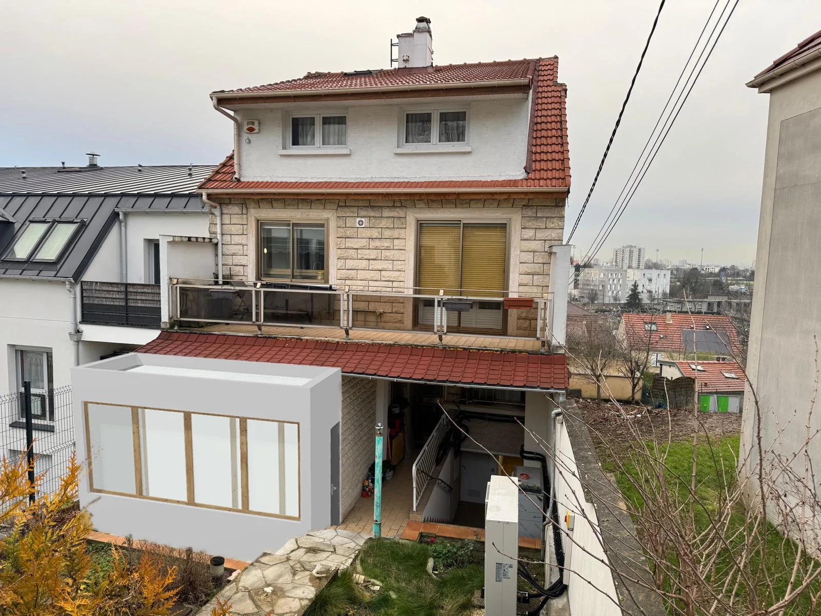 Photomontage de l'arrière d'un pavillon sur terrain en pente, avec un volume d'extension blanc vitré ajouté au niveau du jardin.
