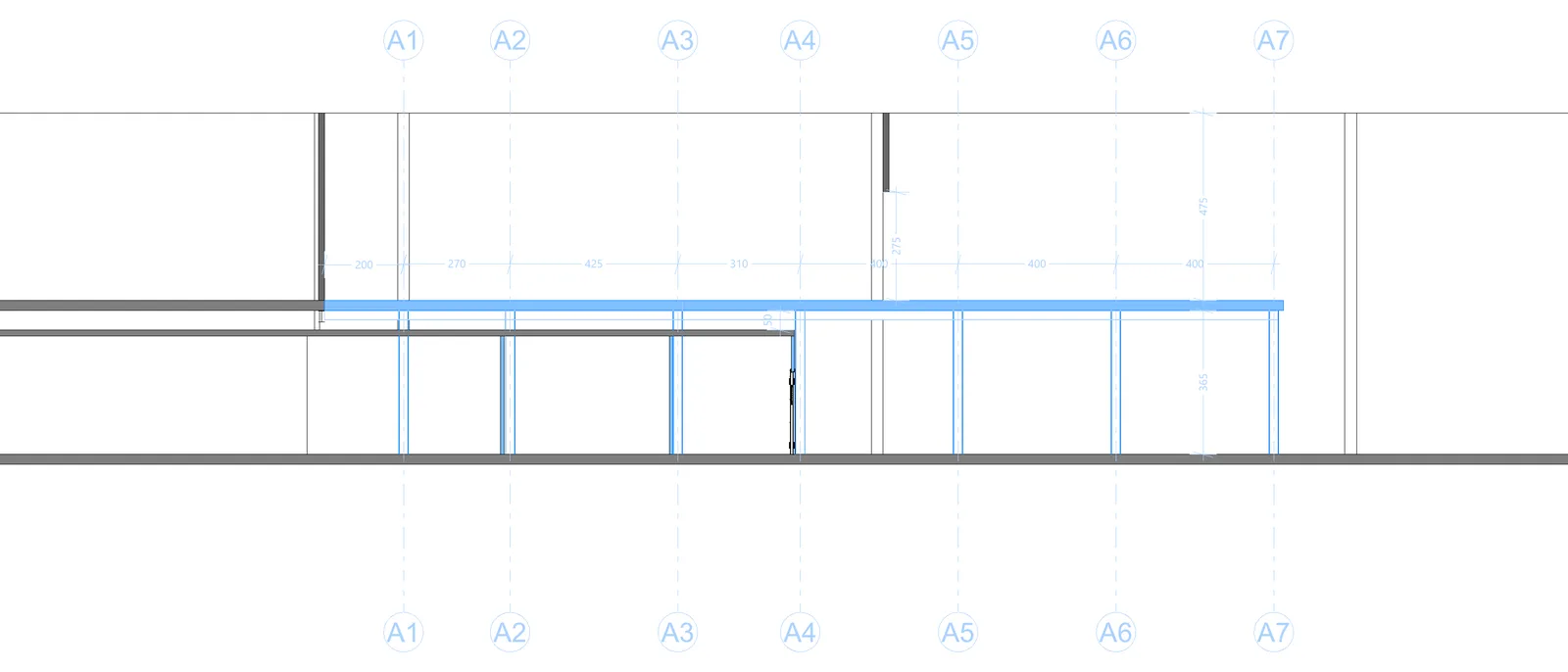 Coupe longitudinale montrant le plancher de mezzanine en bleu porté par une série de poteaux et accroché à la mezzanine existante.