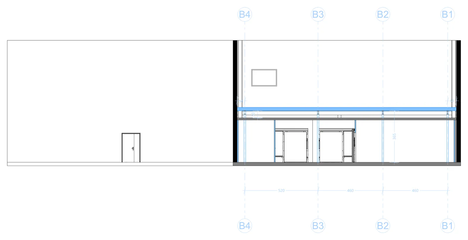 Coupe transversale de l'atelier montrant le plancher de mezzanine en bleu au-dessus des chambres froides, sur files de poteaux.