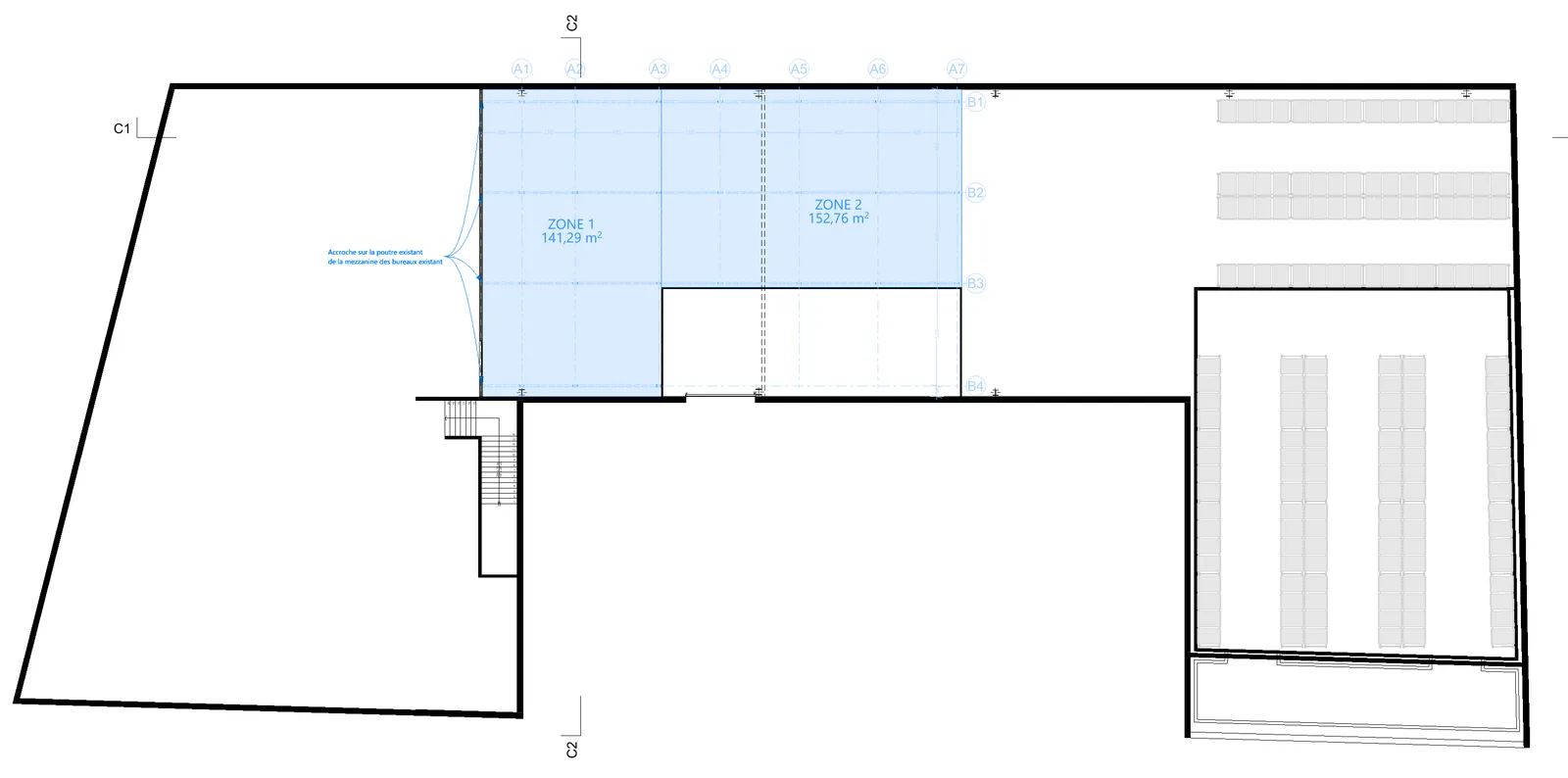 Plan de l'étage de l'atelier avec la mezzanine projetée en bleu, découpée en deux zones sur une trame de poteaux.