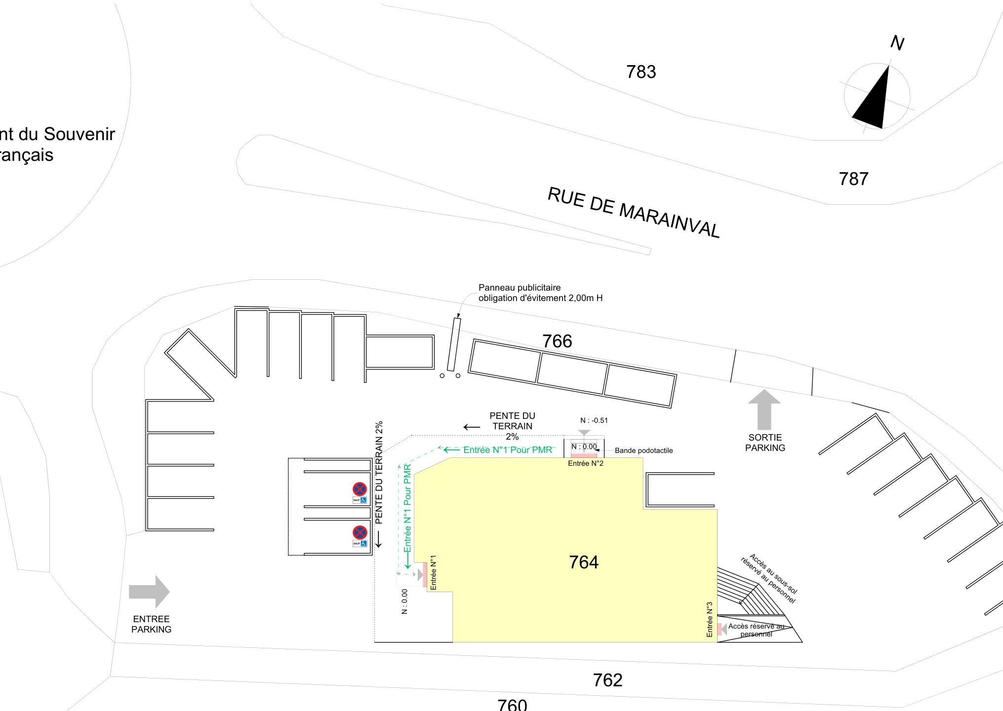 Plan de masse : le restaurant au milieu de son parking, les deux entrées du public et l'accès du personnel.