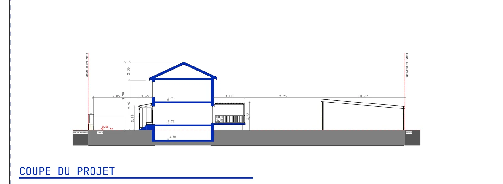 Coupe de la maison et de la terrasse surélevée côté jardin.