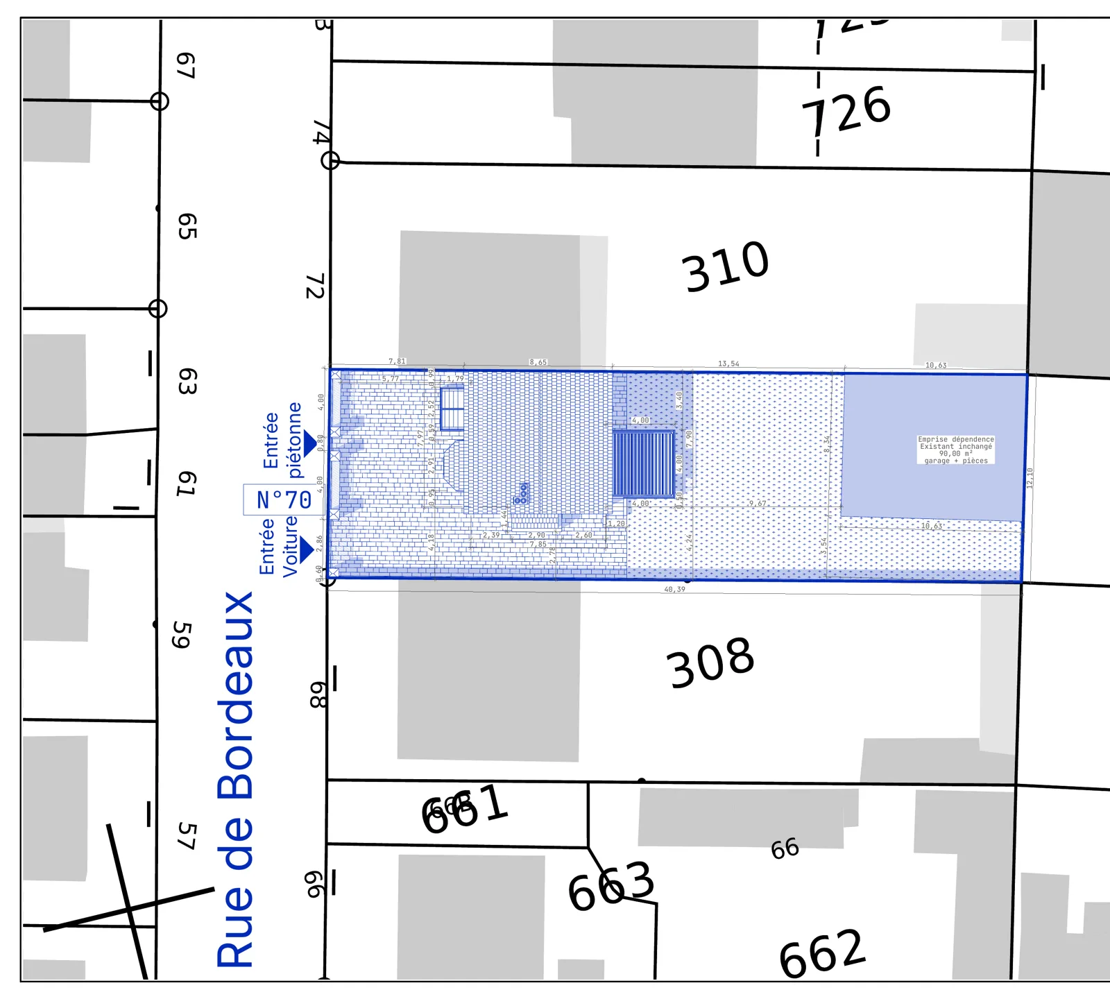 Plan de masse : la maison, la terrasse créée côté jardin et l’entrée fermée côté rue.
